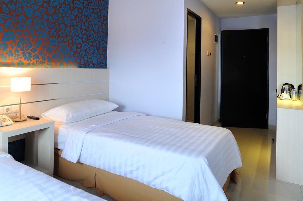 Cordela Hotel Medan Exterior photo